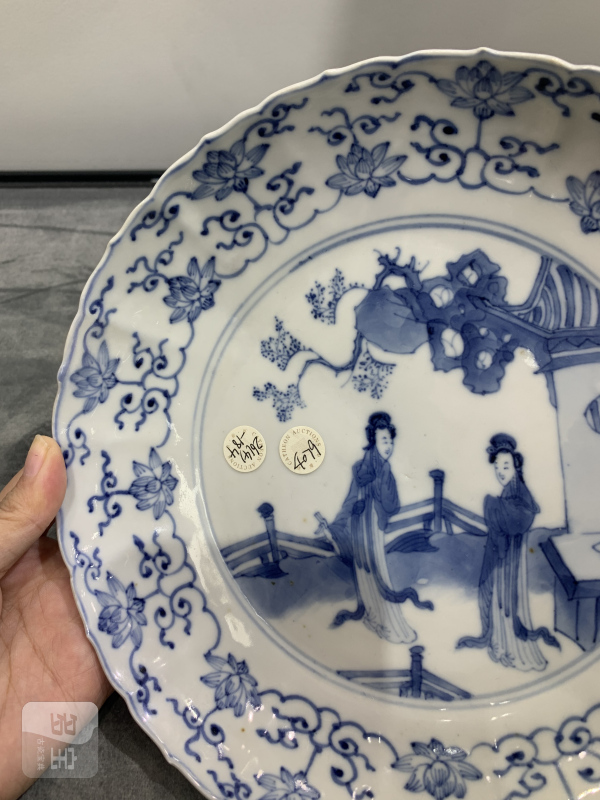 清康熙青花庭院仕女人物纹模印葵口盘 - 图5